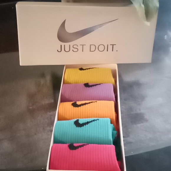 Nike Colorful Ankle Socks Set of 4 Yellow, Purple, Pink, Blue - Picture 2 of 5
